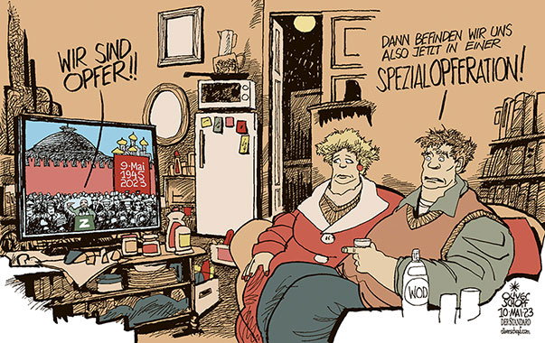 Oliver Schopf, politischer Karikaturist aus Österreich, politische Karikaturen aus Österreich, Karikatur Cartoon Illustrationen Politik Politiker Europa 2023: RUSSLAND 9 MAI TAG DES SIEGES FEIER VATERLÄNDISCHER KRIEG PUTIN REDE ROTER PLATZ OPFER SPEZIALOPERATION WOHNUNG WOHNZIMMER MOSKAU RUSSEN TV FERNSEHEN ÜBERTRAGUNG 

