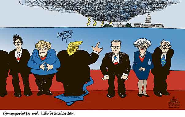 Oliver Schopf, politischer Karikaturist aus Österreich, politische Karikaturen aus Österreich, Karikatur Cartoon Illustrationen Politik Politiker international 2017 
G7 GIPFEL TAORMINA GRUPPENBILD TRUMP RÜCKEN VERKEHRT AMERICA FIRST MERKEL MACRON MAY JUNCKER TRUDEAU      
