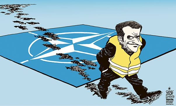 Oliver Schopf, politischer Karikaturist aus Österreich, politische Karikaturen aus Österreich, Karikatur Editorial Cartoon Illustrationen Politik Politiker international 2019: NATO HIRNTOT EMMANUEL MACRON PROTEST GELBWESTEN SCHMUTZ SCHUHE WINDROSE      
