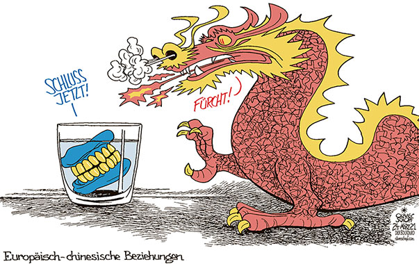 Oliver Schopf, politischer Karikaturist aus Österreich, politische Karikaturen aus Österreich, Karikatur Cartoon Illustrationen Politik Politiker Welt China 2021: EUROPÄISCHE UNION EU CHINA BEZIEHUNGEN SANKTIONEN MENSCHENRECHTE CHINESISCHER DRACHE GEBISS WASSERGLAS DROHUNGEN ANGST 
