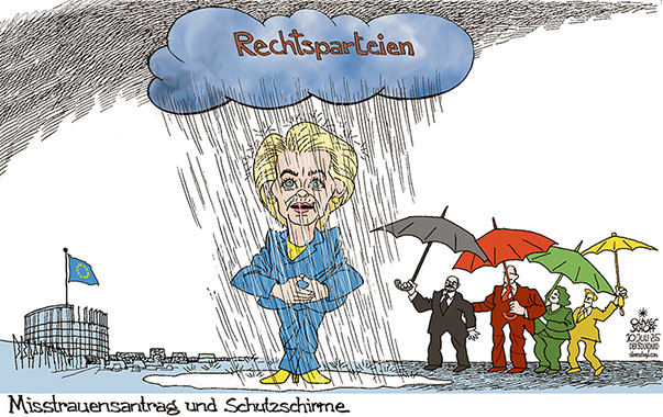 Oliver Schopf politische Karikatur: In Sachen Transparenz in der Corona-Pandemie sieht sich Ursula Von der Leyen mit einem Misstrauensantrag der Rechtsparteien im EU-Parlament konfrontiert. Dieser wird abgeschmettert.
Oliver Schopf, politischer Karikaturist aus Österreich, politische Karikaturen aus Österreich, Karikatur Cartoon Illustrationen Politik Politiker Europa @oliverschopf.bsky.social 2025: EU EUROPÄISCHE UNION KOMMISSION URSULA VON DER LEYEN UVDL MISSTRAUENSVOTUM COVID PANDEMIE RECHTSPARTEIEN SCHUTZSCHIRM IM REGEN STEHEN