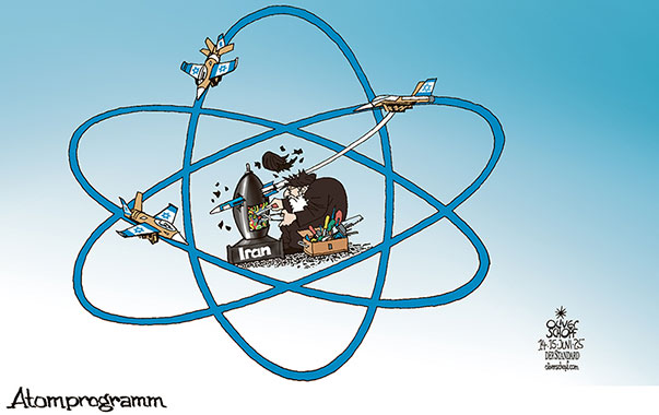 Oliver Schopf politische Karikaturen: In der Nacht zum 13. Juni 2025 zerstört Israel mit Kampfjets massiv iranische Atomanlagen und militärische Einrichtungen. Drei hohe Generäle werden auch getötet.
Oliver Schopf, politischer Karikaturist aus Österreich, politische Karikaturen aus Österreich, Karikatur Cartoon Illustrationen Politik Politiker international @oliverschopf.bsky.social 2025: NAHER OSTEN ISTAEL IRAN ANGRIFF KAMPFJET ATOMANLAGEN ZERSTÖREN ATOMPROGRAMM ATOMBOMBE MULLAH BASTELN ATOMMODELL